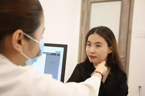B&aacute;c sĩ da liễu kh&aacute;m mụn