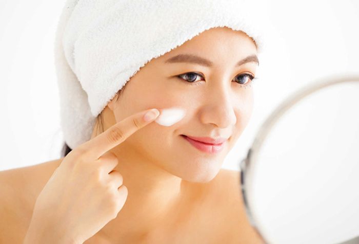 Bước 2: Cấp ẩm v&agrave; phục hồi da