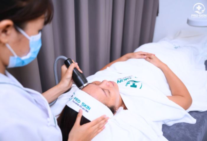 Chăm s&oacute;c dưỡng da bằng c&ocirc;ng nghệ Điện di Ion Therapy tại ph&ograve;ng kh&aacute;m da liễu PRO SKIN