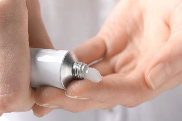 Sau khi đốt mụn thịt nên bôi thuốc gì để nhanh lành và không để lại sẹo?