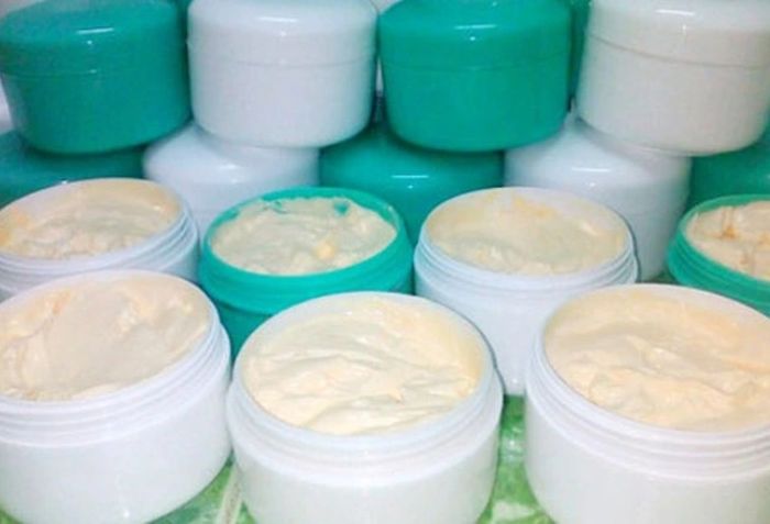 Sử dụng mỹ phẩm không phù hợp hoặc kém chất lượng