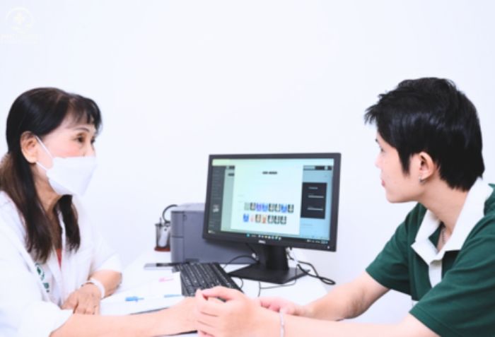 Khai b&aacute;o t&igrave;nh trạng sức khỏe trước khi ti&ecirc;m