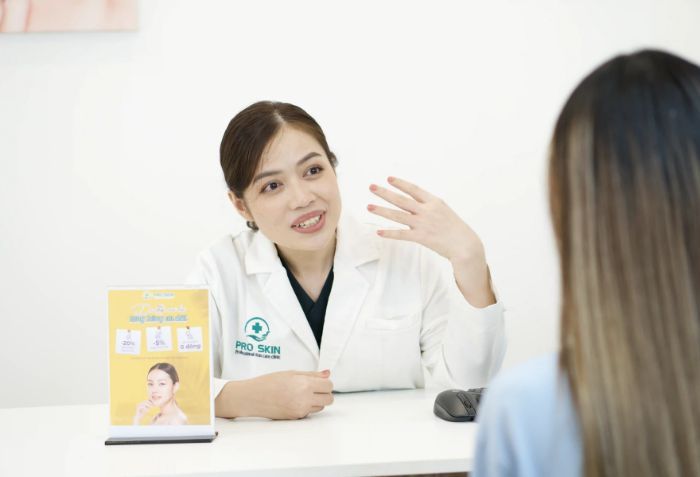 B&aacute;c sĩ da liễu giỏi sẽ kh&ocirc;ng vội v&agrave;ng &ldquo;b&aacute;n&rdquo; liệu tr&igrave;nh trước khi hiểu l&agrave;n da của bạn