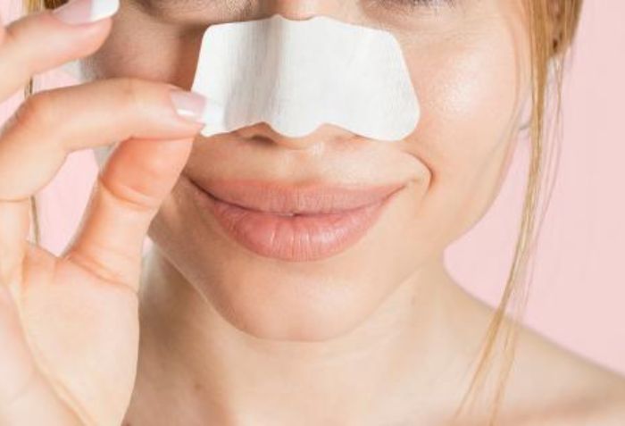 D&ugrave;ng miếng d&aacute;n lột mụn