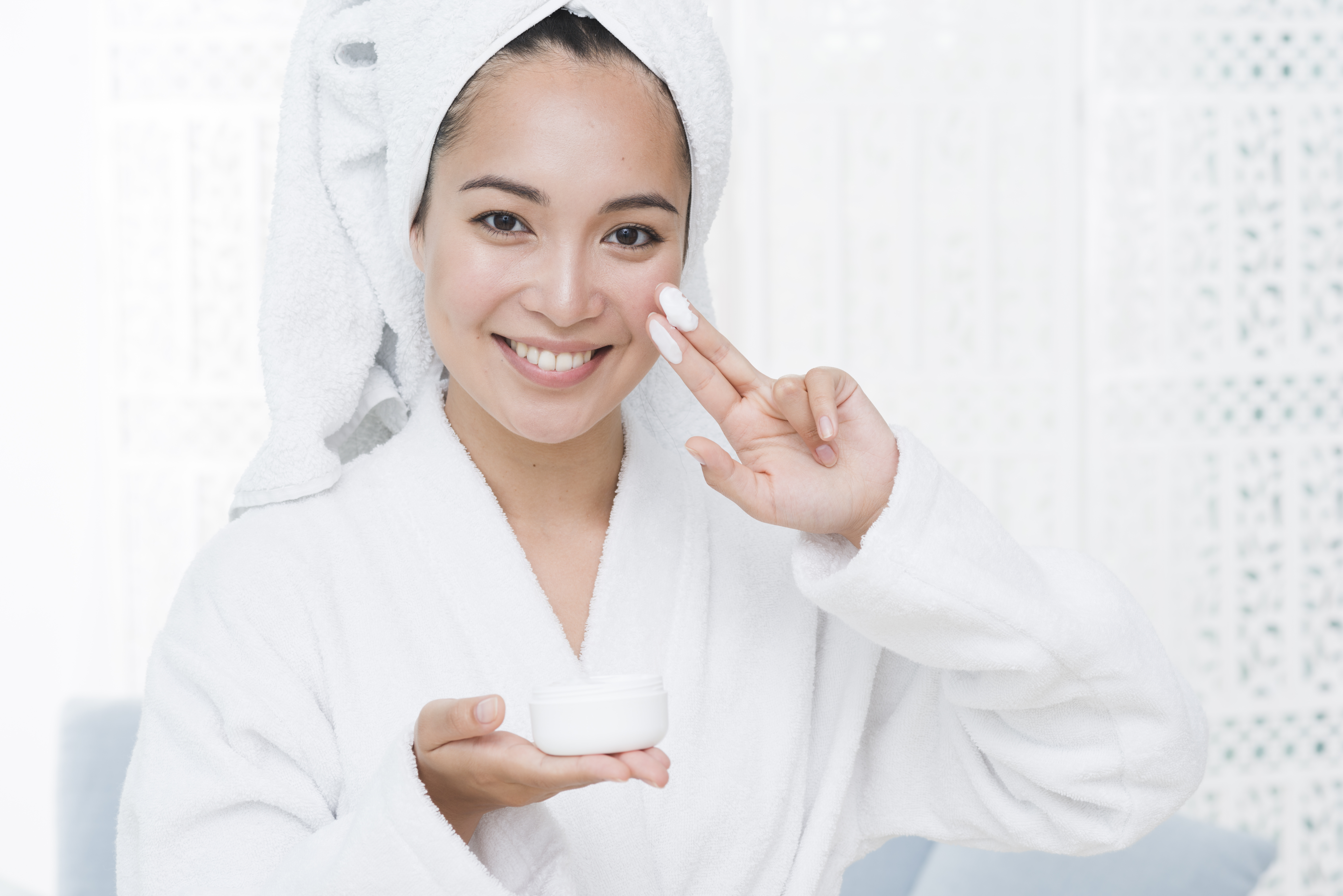 Dưỡng ẩm đầy đủ l&agrave; bước kh&ocirc;ng thể thiếu cho da kh&ocirc; trong việc điều trị mụn c&aacute;m